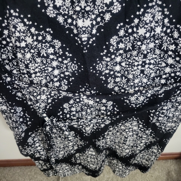 Maurices Black and White Floral Women's Tunic Top Size XL - Picture 5 of 7